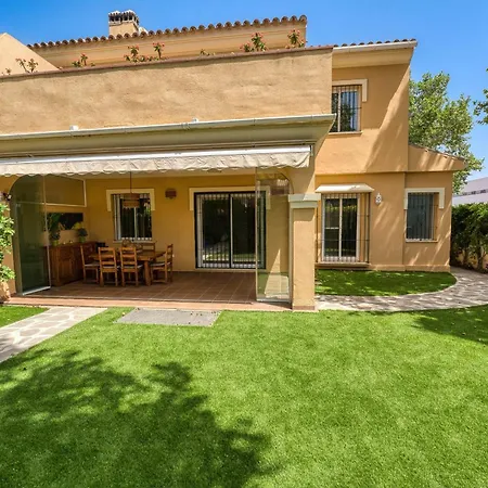 3068 Luxury Family Townhouse In Elviria, Holiday home *